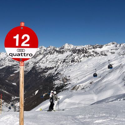 Ski slope markings for the red slope in the Obergurgl ski area