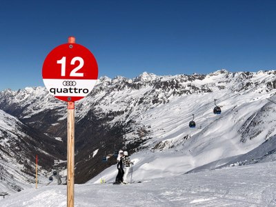Ski slope markings for the red slope in the Obergurgl ski area