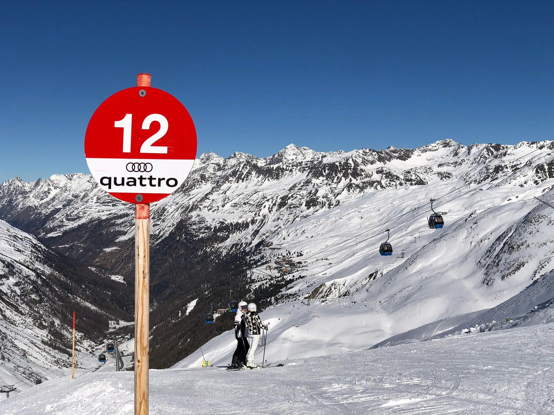 Ski slope markings for the red slope in the Obergurgl ski area