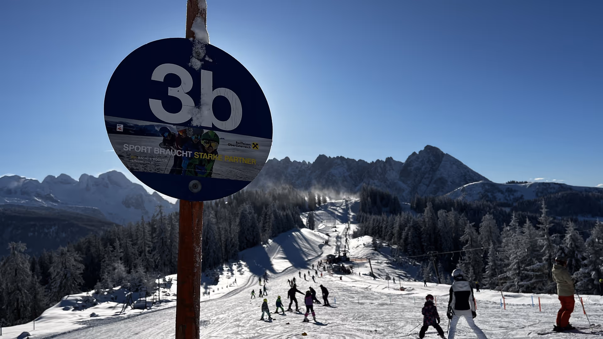 Ski slope markings for the blue slope in the Dachstein West ski area, Gosau