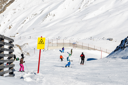 Systemtafel - gelbes Warnschild "Achtung Skipiste kreuzt"