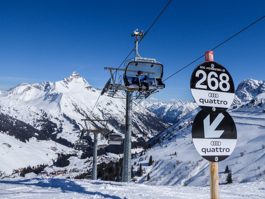 Ski slope markings for black slopes on the Ski Arlberg, Warth