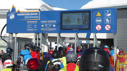höhenverstellbares Zugangsportal als Digital Signage Banner System mit LCD Bildschirm