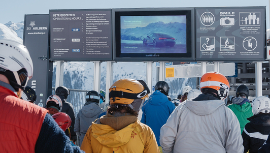 Zugangsportal als Digital Signage Banner System mit Audi-Werbespot am Ski Arlberg, St. Anton