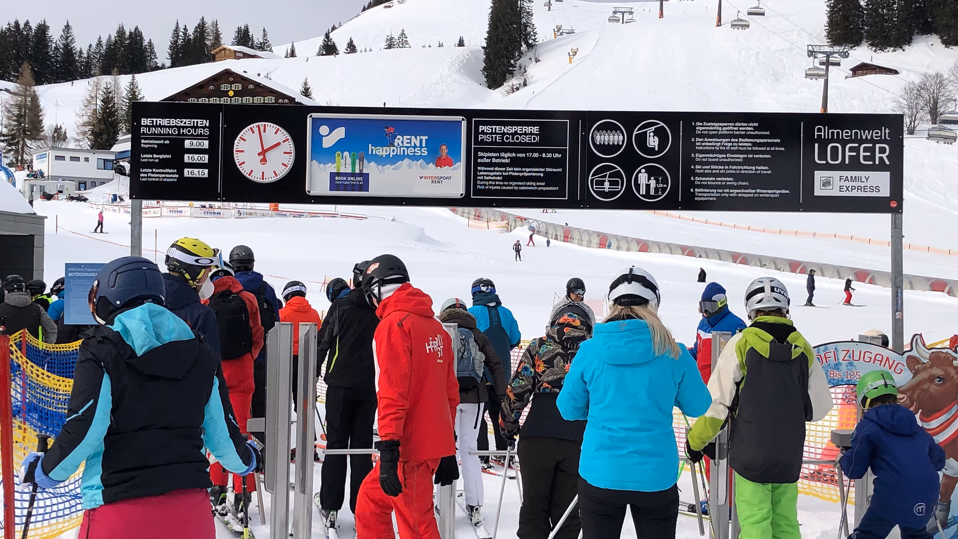 Zugangsportal als Uhrentafel mit Intersport Rent-Sujet im Skigebiet Almenwelt Lofer