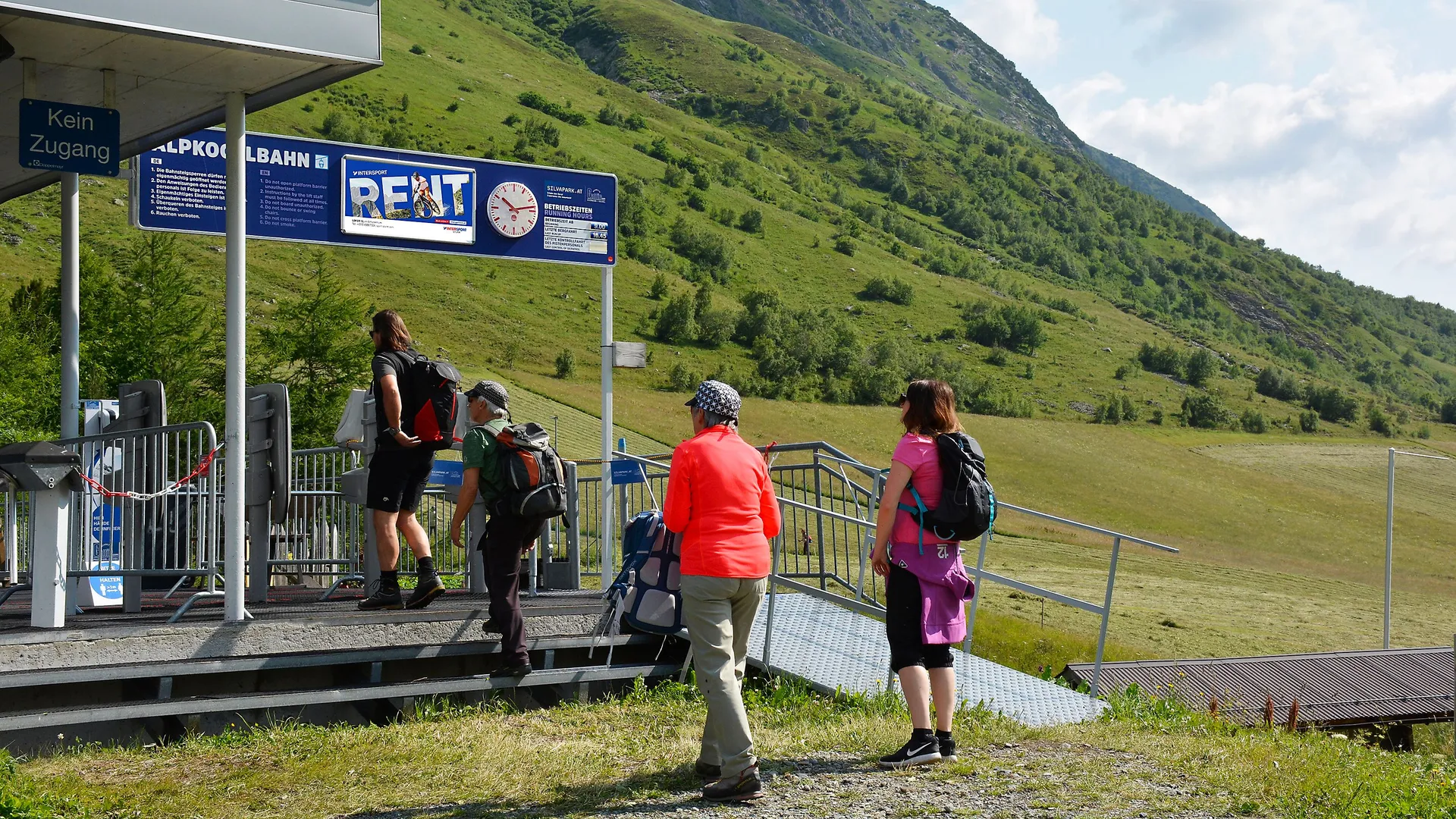 Zugangsportal als Uhrentafel mit Intersport Rent-Sujet in der Sommerbergregion Galtür