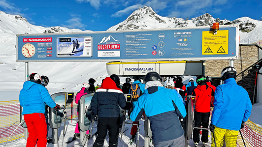 Zugangsportal als Alu-Uhrentafel mit Umrandungsprofil