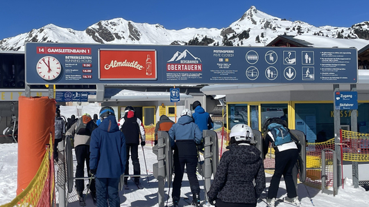 Zugangsportal als Uhrentafel mit Almdudler-Werbefläche im Skigebiet Obertauern