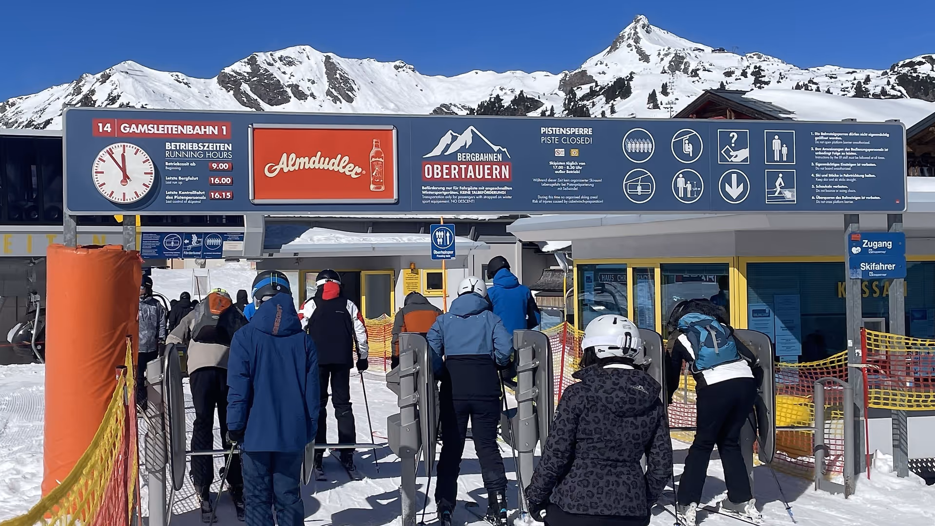 Zugangsportal als Uhrentafel mit Almdudler-Werbefläche im Skigebiet Obertauern