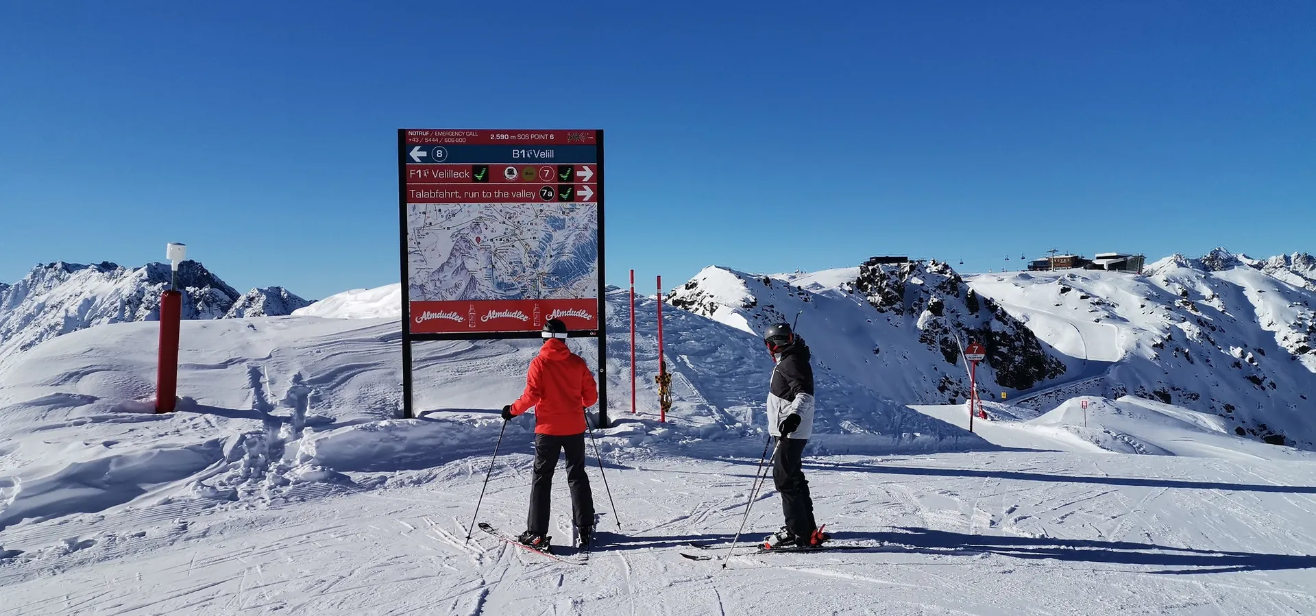 Pistenleitsystem mit Almdudler-Werbeleiste im Skigebiet Ischgl