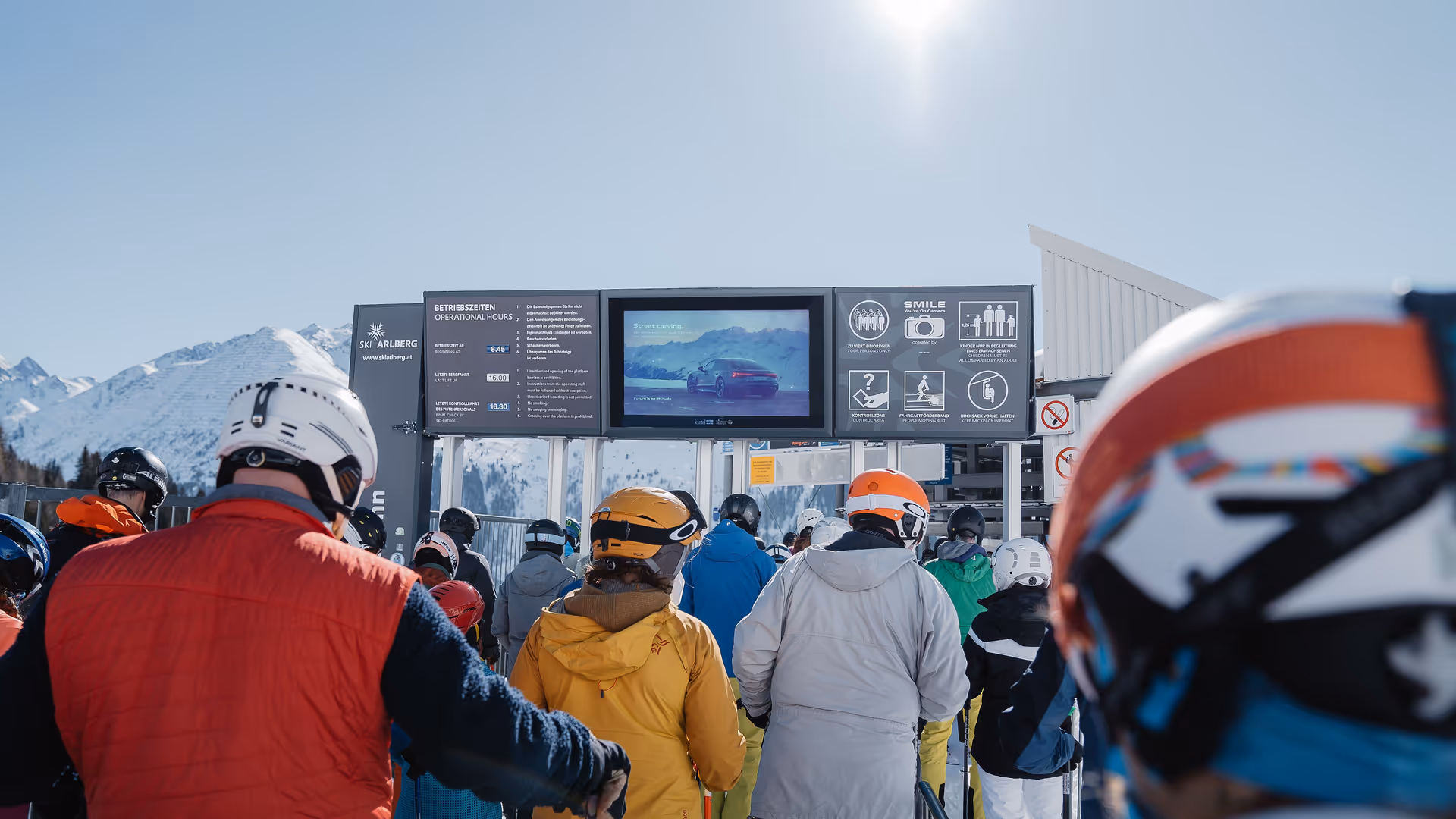 Zugangsportal als Digital Signage Banner System mit Audi-Spot am Ski Arlberg, St. Anton