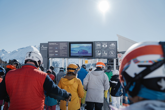 Zugangsportal als Digital Signage Banner System mit Audi-Spot am Ski Arlberg, St. Anton