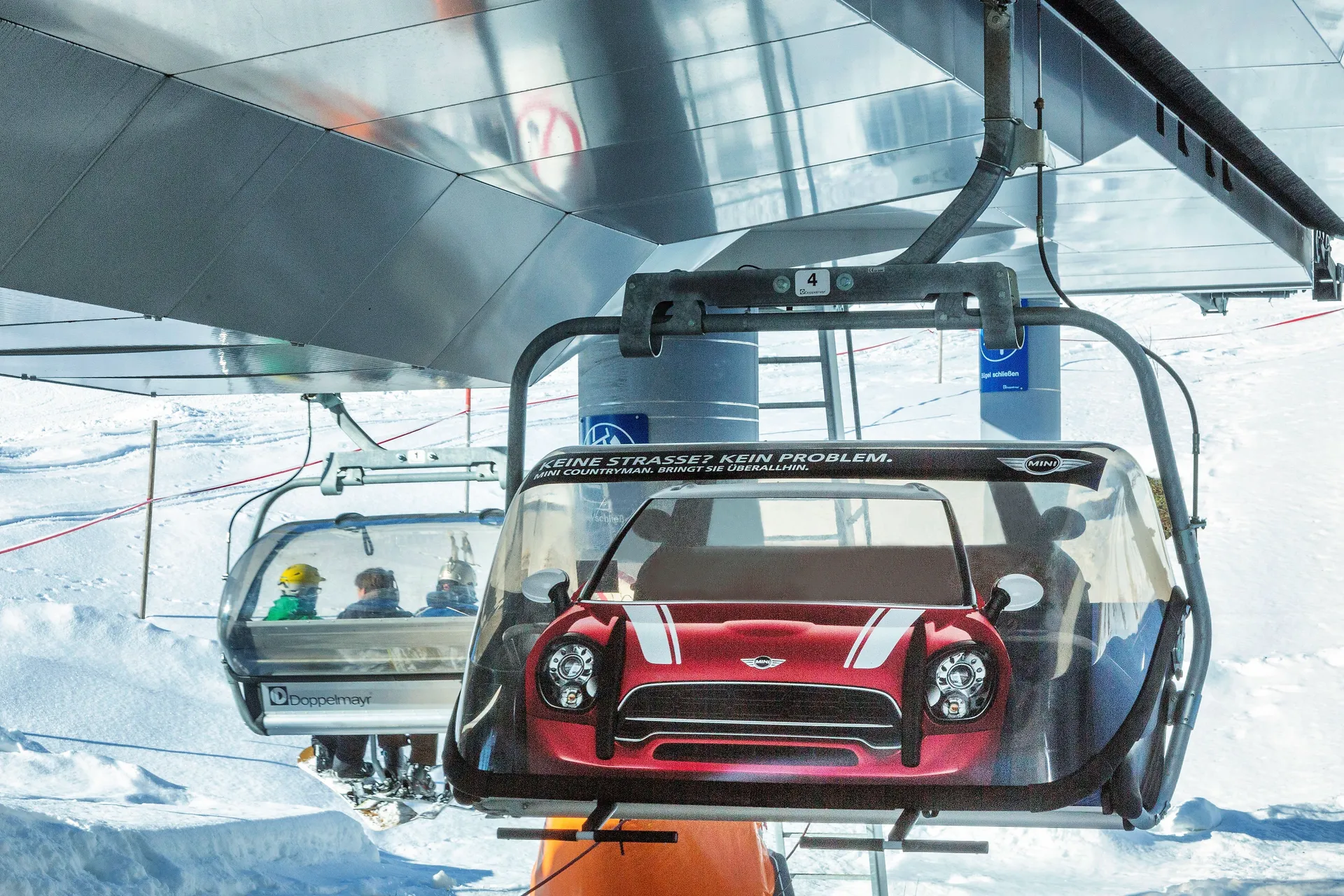 Hauben-Branding mit einem MINI-Sujet in Rot in deutschen Skigebieten
