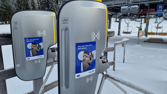 Intersport-Werbung bei den Drehkreuzen im Skigebiet Hinterstoder-Wurzeralm, Hinterstoder