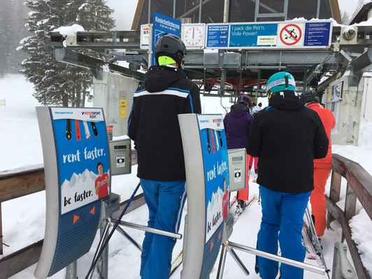 Intersport Rent-Werbung bei Drehkreuzen, Check Controls im Skigebiet Hinterstoder-Wurzeralm, Hinterstoder Österreich