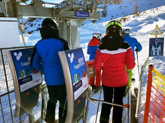Werbefläche auf den Check Controls bzw. Drehkreuzen im Skigebiet Hinterstoder-Wurzeralm, Hinterstoder, Österreich