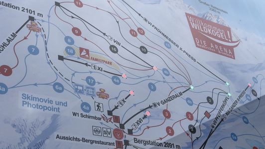 CPS - Steuerung für magnetisch verschiebbare LED-Spots im Panoramabild im Skigebiet Wildkogel Arena, Neukirchen am Großvenediger