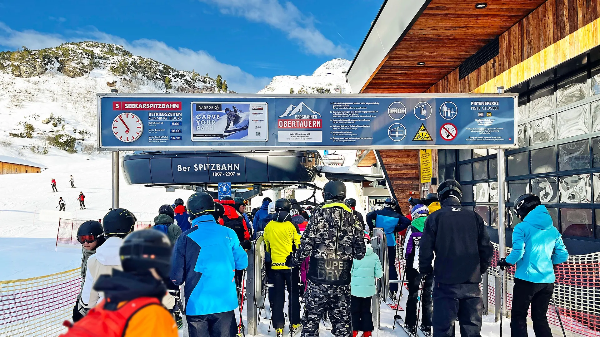 Zugangsportal als Uhrentafel mit Dare2B-Werbefläche im Skigebiet Obertauern