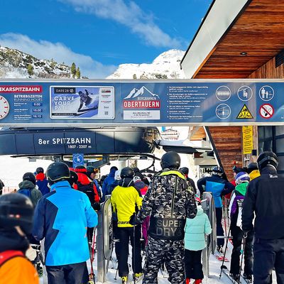 Zugangsportal als Uhrentafel mit Dare2B-Werbefläche im Skigebiet Obertauern