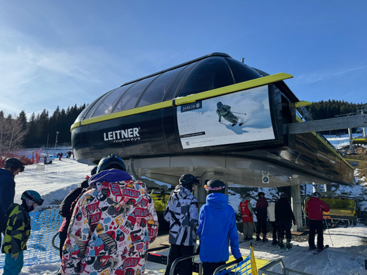 dare2b wirbt auf Werbeflächen im Czarna Góra Resort in Niederschlesien, Polen - nahe der tschechischen Grenze im Glatzer Schneegebirge (Masyw Śnieżnika)