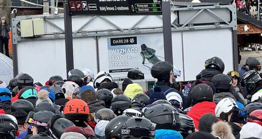 dare2b wirbt in Szklarska Poreba Szrenica in Polen auf zahlreichen Megaboards von sitour 