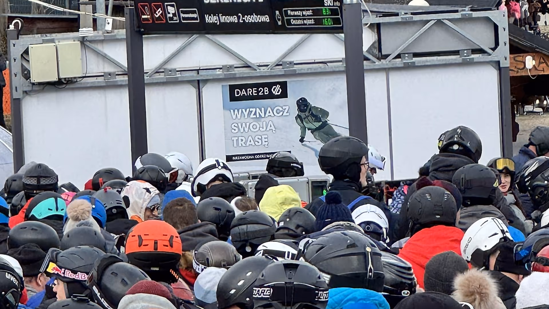 dare2b wirbt in Szklarska Poreba Szrenica in Polen auf zahlreichen Megaboards von sitour 