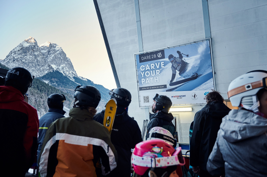 dare2b wirbt u.a. auf Megaboards in Garmisch-Partenkirchen bei der Alpspitzbahn