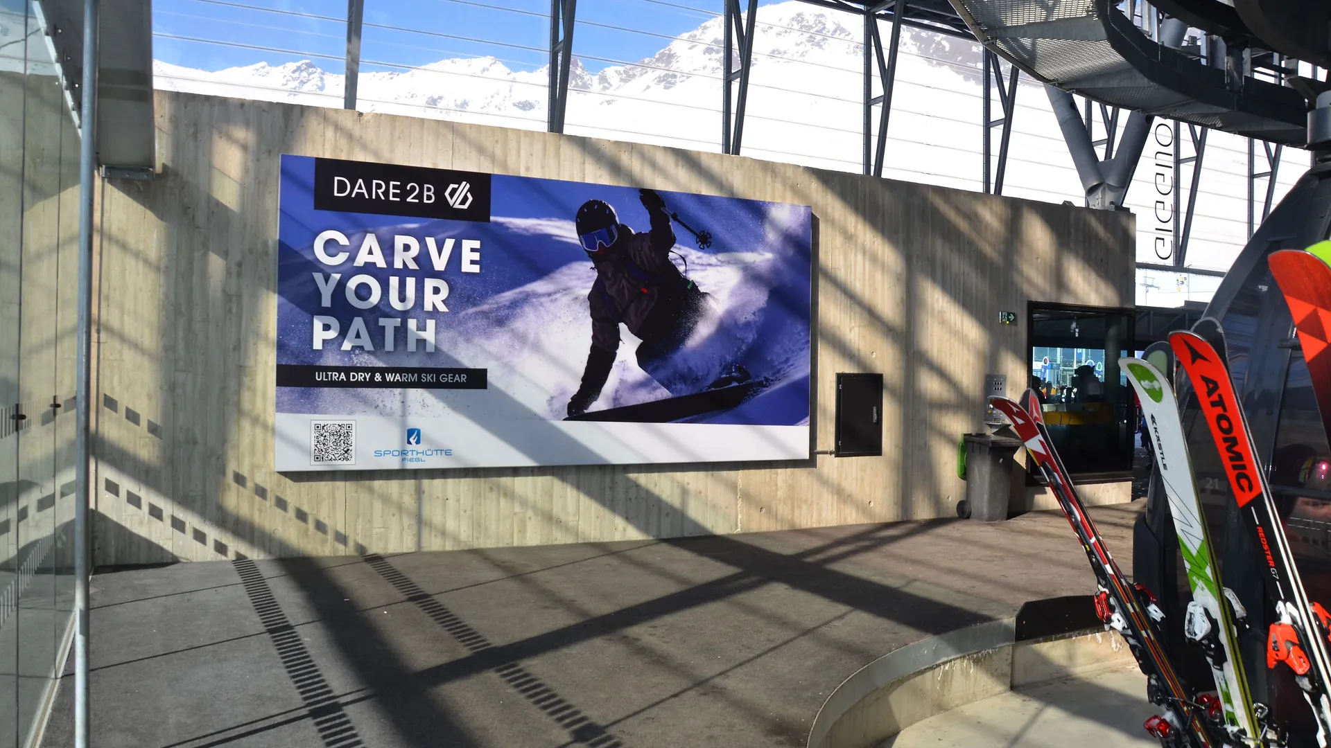 dare2b wirbt u.a. auf Megaboards in Sölden 