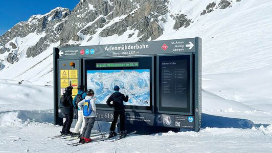 Digital Signage Panorama-Infoanlage mit Legenden-Bildschirm und LED-Laufschrift am Ski Arlberg, St. Anton