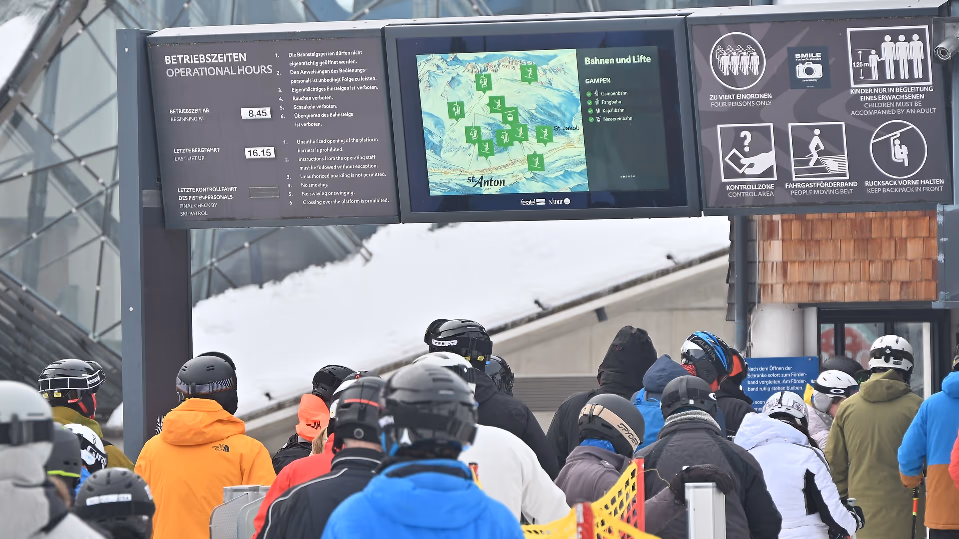 Digital Signage Banner System mit LCD Bildschirm für Informationen zu Seilbahnen und Liften am Ski Arlberg, St. Anton