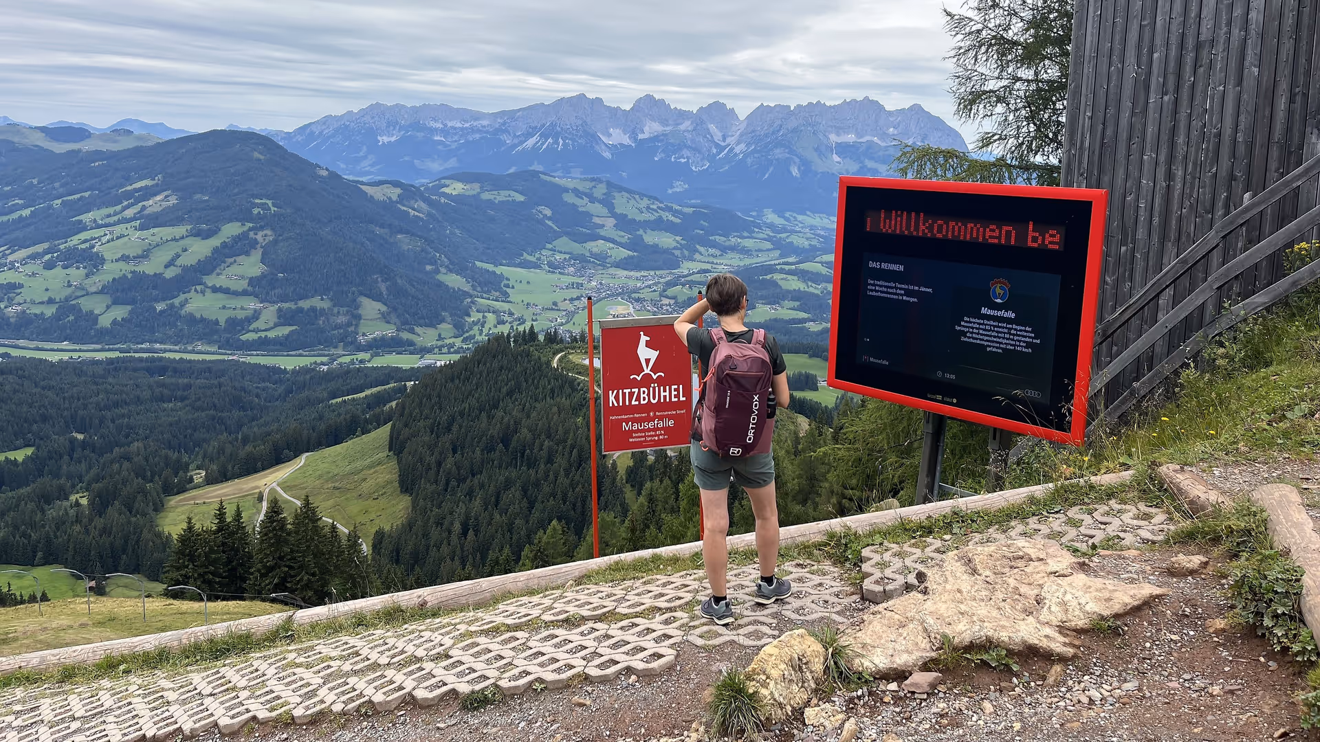 Digital Signage Panorama System im Sommer mit Infos zur Geschichte der Hahnenkammrennen in KitzSki, Kitzbühel