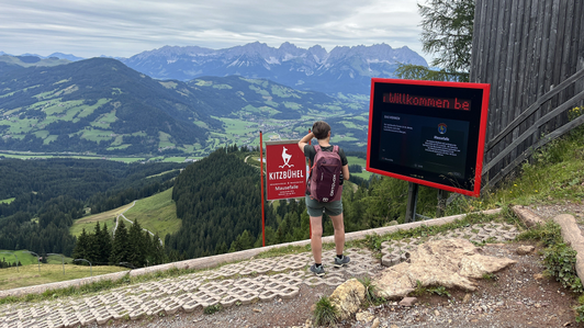 Digital Signage Panorama System im Sommer mit Infos zur Geschichte der Hahnenkammrennen in KitzSki, Kitzbühel
