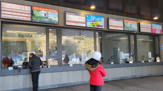 Digital Signage Kassensystem mit LCD Bildschirmen für Infos zu Preisen, Seilbahnbetrieb, Veranstaltungen, mit Panoramakameras, Werbespots und vielem mehr
