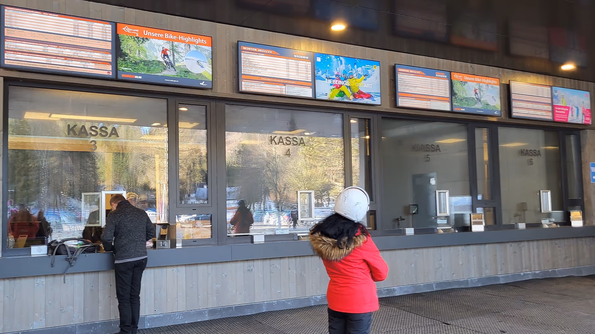 Digital Signage Kassensystem mit LCD Bildschirmen für Infos zu Preisen, Seilbahnbetrieb, Veranstaltungen, mit Panoramakameras, Werbespots und vielem mehr