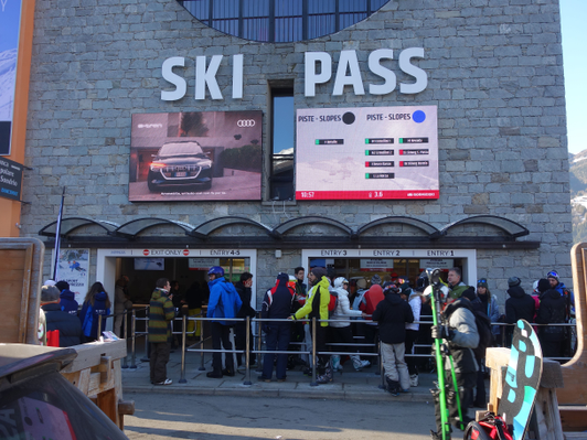 Digital out-of-home on an LED video wall in the ski resort of Bormio Ski, Italy