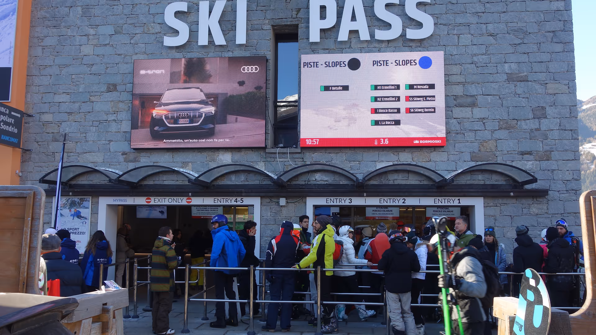 Digital Out-of-Home auf einer LED Videowall im Skigebiet Bormio Ski, Italien