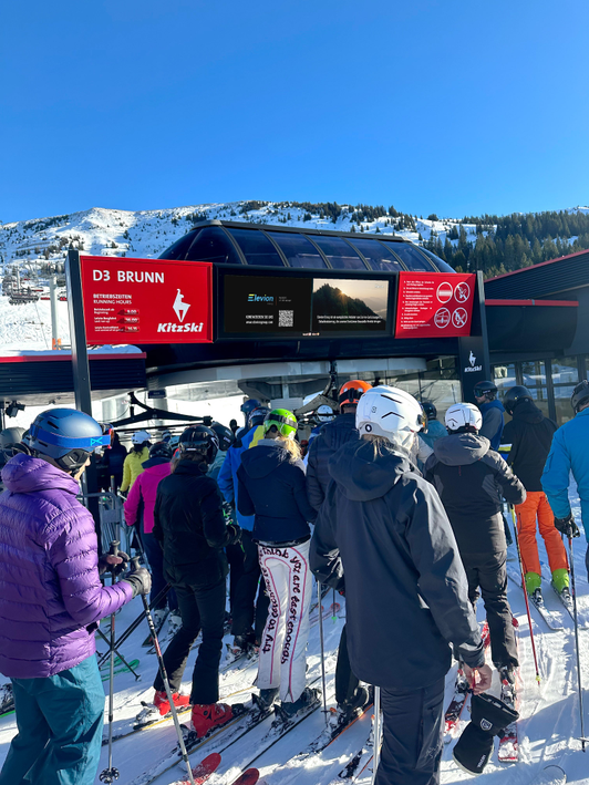 Digital out-of-home on a digital signage banner system in the KitzSki ski resort, Kitzbühel