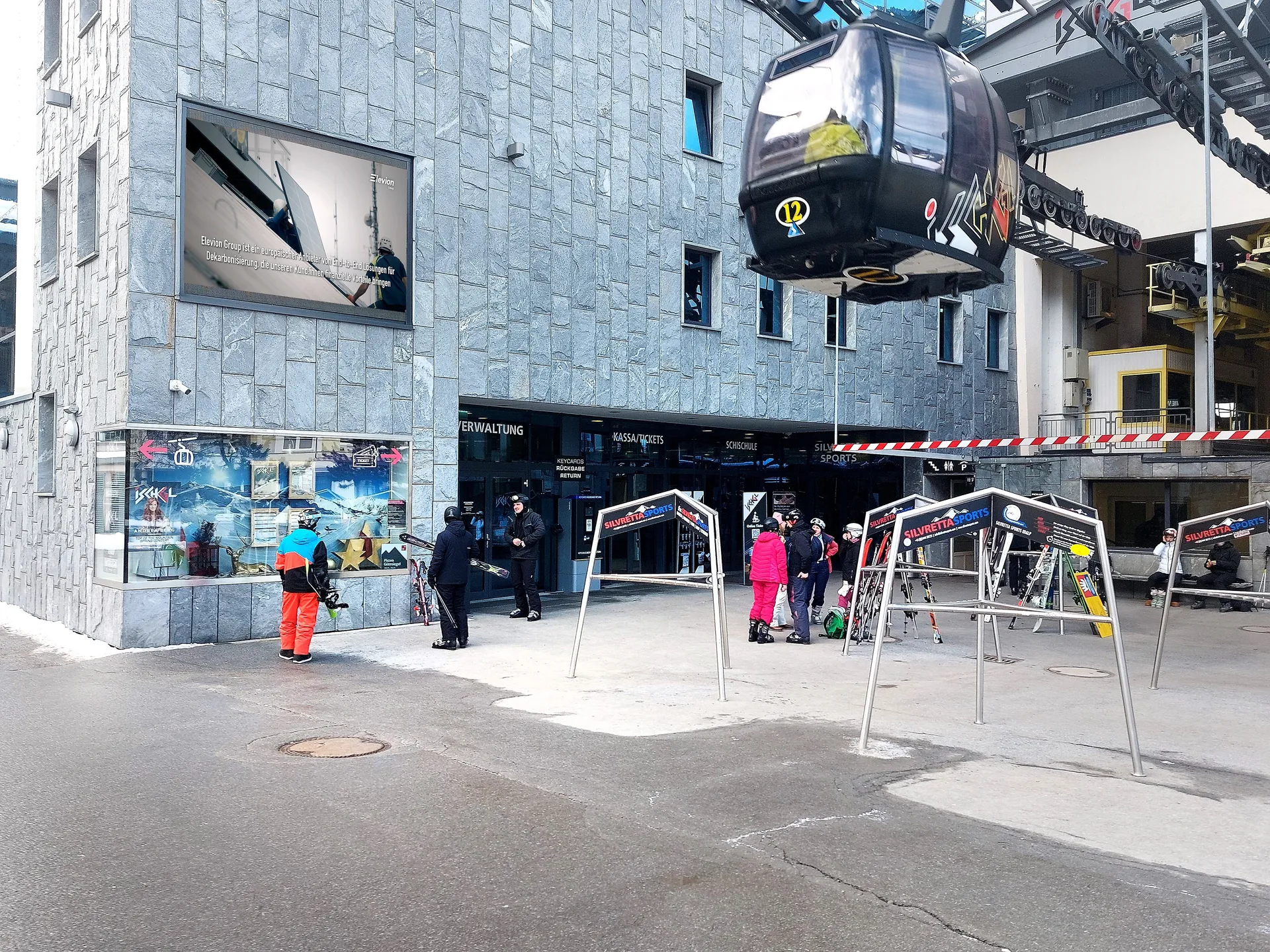 Digital Out-of-Home - Marke Elevion auf einer LED Videowall im Skigebiet Ischgl
