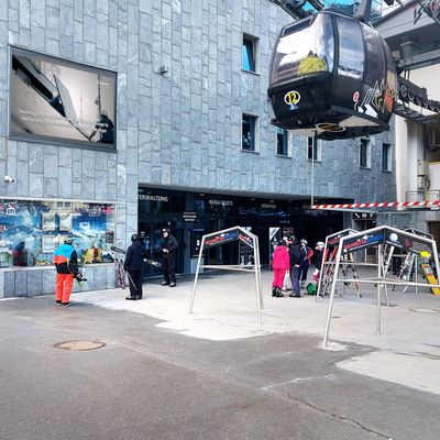 Digital Out-of-Home - Marke Elevion auf einer LED Videowall im Skigebiet Ischgl