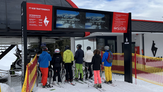 DOOH A-Rosa auf einem Digital Signage Banner System im Skigebiet KitzSki, Kitzbühel