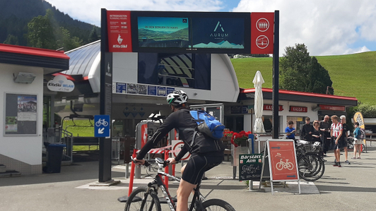 DOOH Aurum auf einem Digital Signage Banner System in der Sommerbergregion Kitzbühel