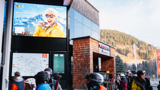 DOOH Mastercard auf einer Videowall im Skigebiet KitzSki, Kitzbühel