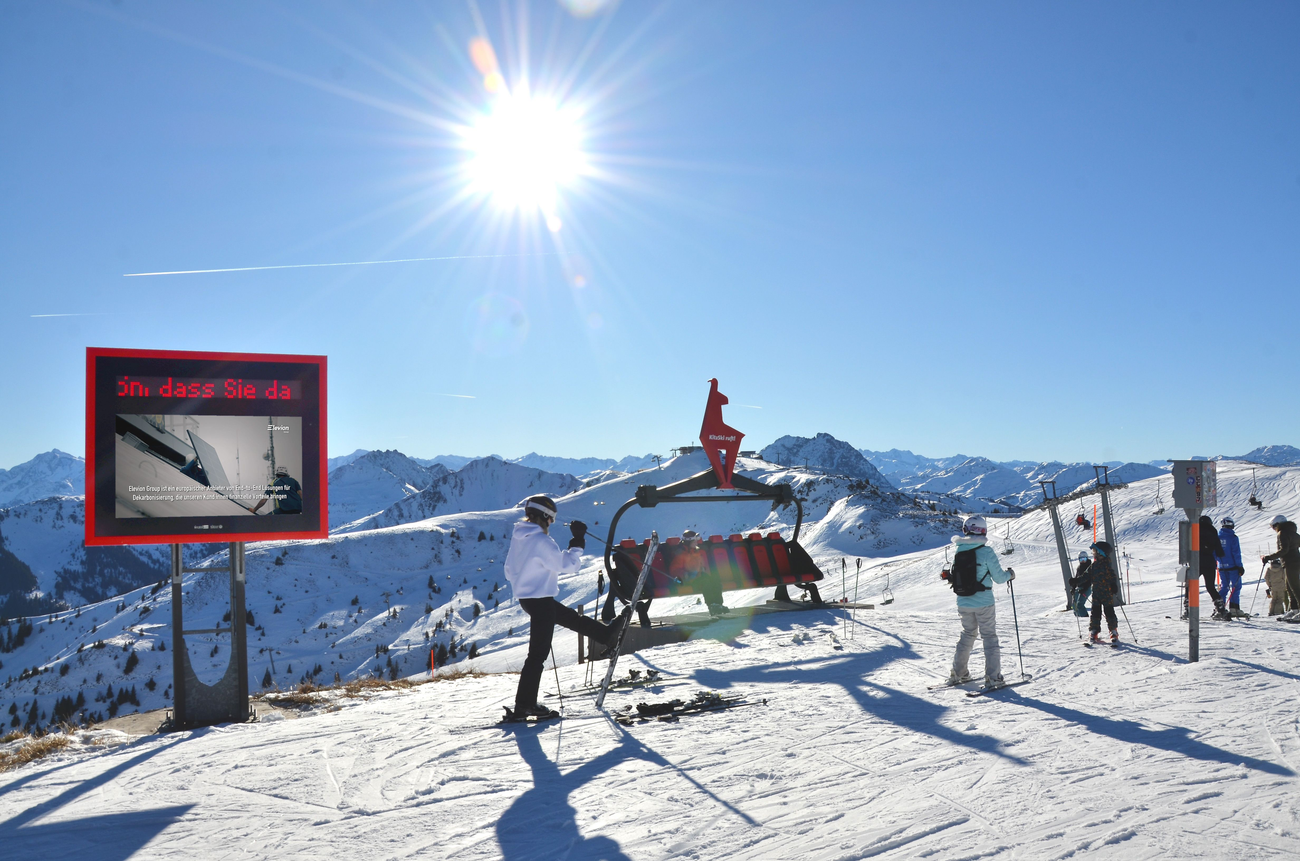 Elevion wirbt mit Spot auf digitalem Werbesystem in Kitzbühel
