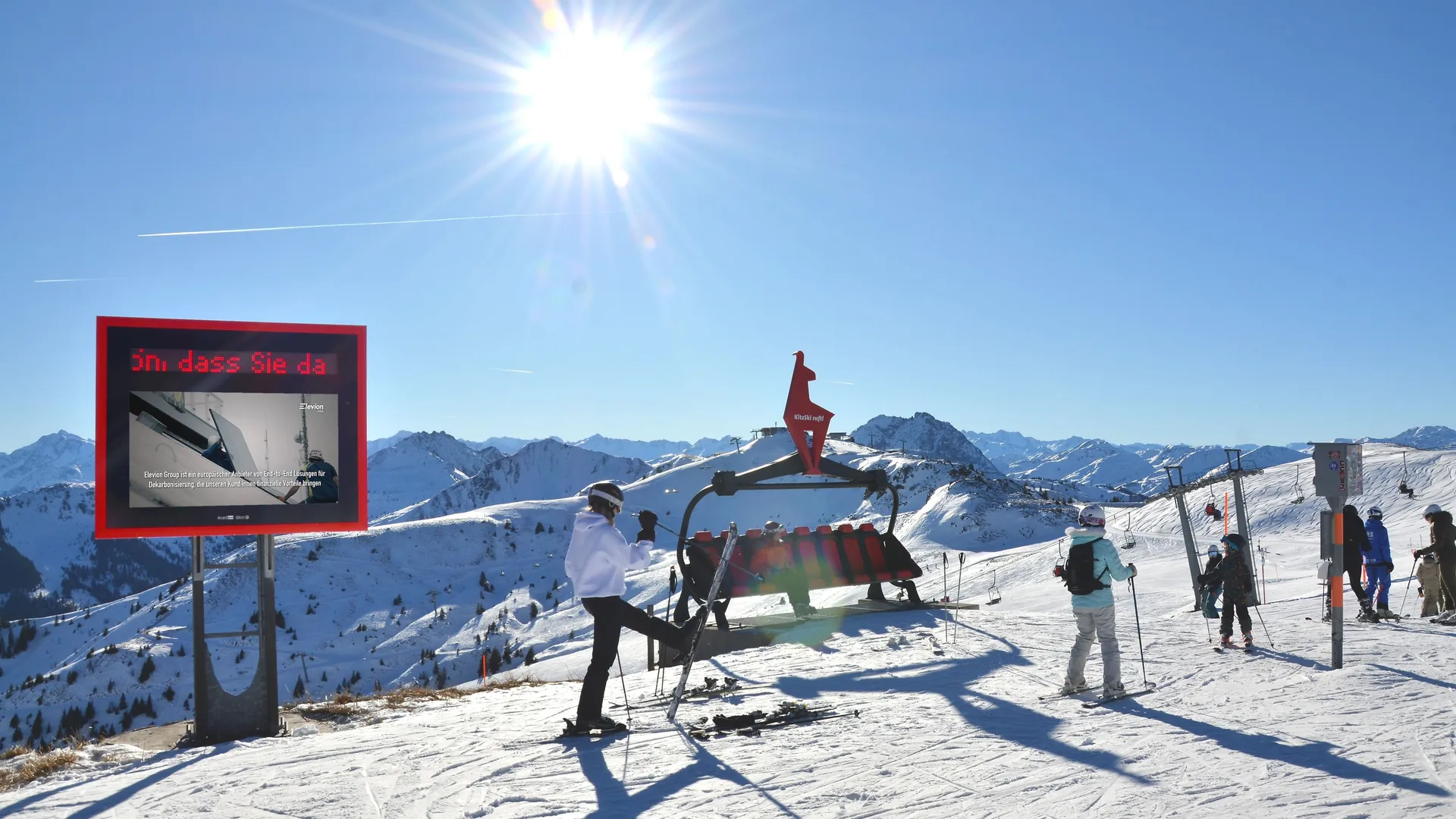 Elevion wirbt mit Spot auf digitalem Werbesystem in Kitzbühel