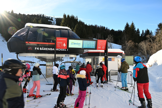 Elevion wirbt digital auf den Infosystemen in Kitzbühel 