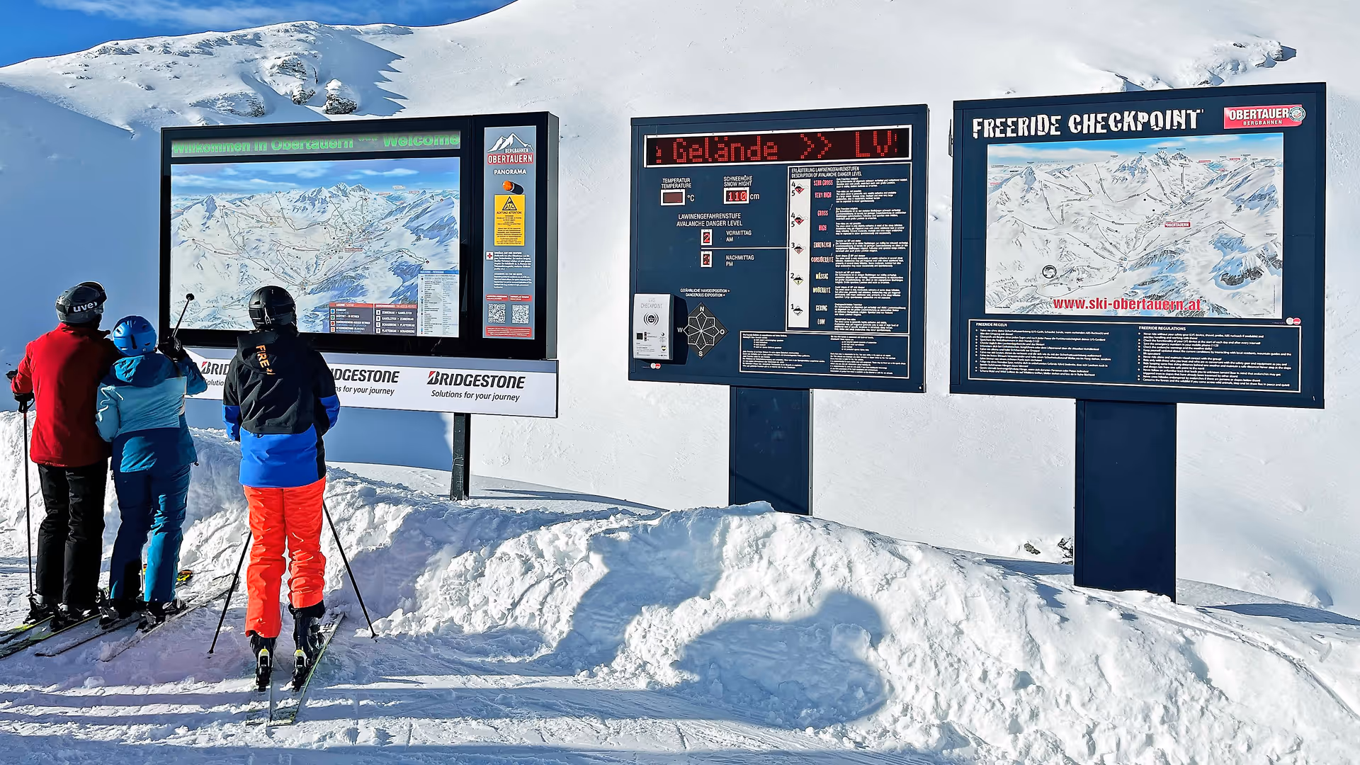 FreerideCheckpoint mit LVS-Check, LED-Laufschrift und Panoramakarte im Skigebiet Obertauern