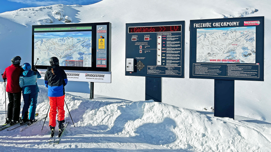 FreerideCheckpoint mit LVS-Check, LED-Laufschrift und Panoramakarte im Skigebiet Obertauern