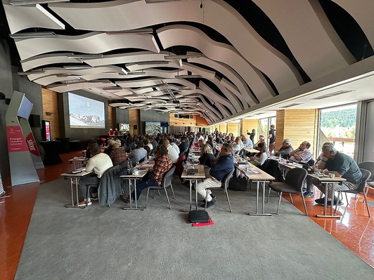 Blick in den modernen Konferenzsaal mit über 200 Teilnehmenden der Konferenz der tschechischen Bergregionen in Špindlerův Mlýn.