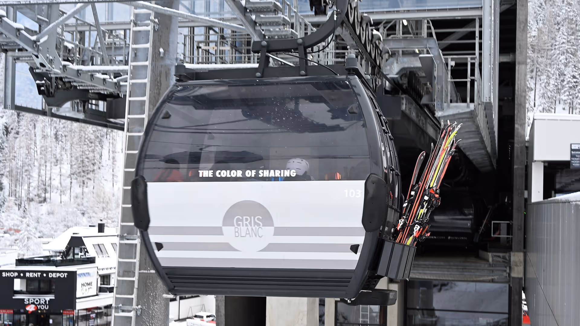 Branding einer Gondel außen mit Gris Blanc-Sujet an der Giggijochbahn im Skigebiet Sölden, Tirol, Austria