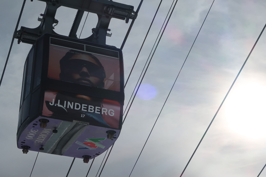 aufmerksamkeitsstarkes Branding einer Gondel mit der Marke Lindeberg in der Schweiz